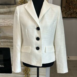 Jones Studio White Big Button Jacket/ Blazer. Size 4 (856)